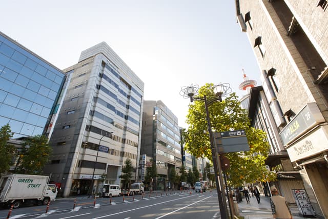外観_JR各線・近鉄各線・京都市営地下鉄烏丸線「京都」駅 徒歩5分。地下通路で雨の日でもほとんど濡れずに移動が可能です。