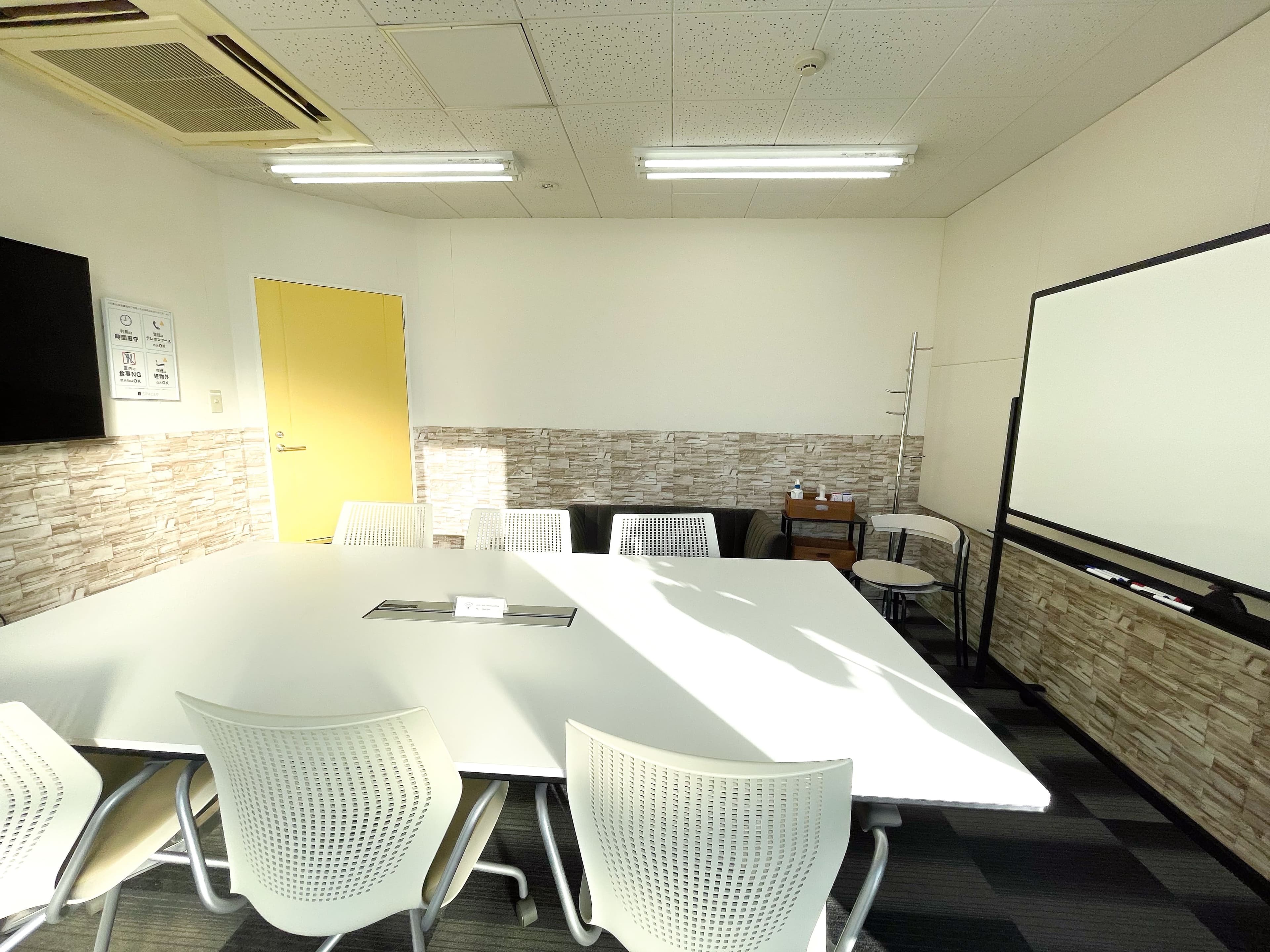 専有部_個室。モニターが設置されています。
