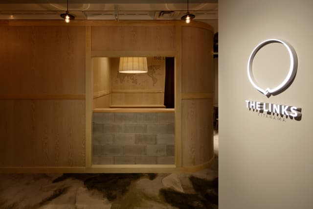 共有部_落ち着いた印象の受付です。