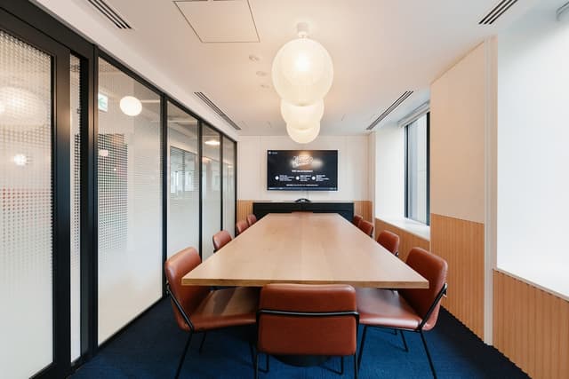 共用部_会議室です。シンプルなデザインの会議室はメンバーの集中力を高めアイディアを引き出してくれそうですね©WeWork