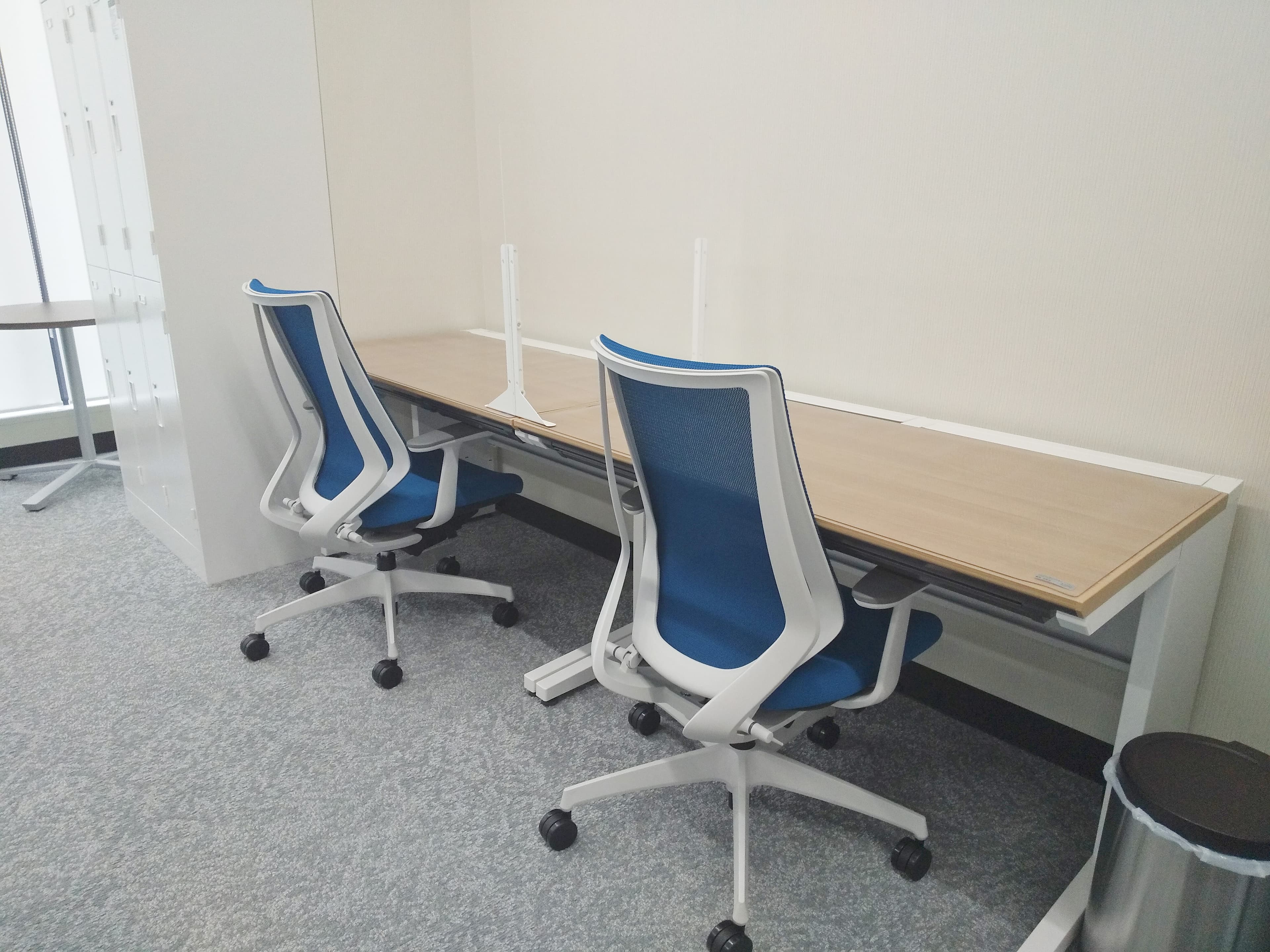 共用部_フリーデスク。フロア内にはWi-Fiが完備されています。