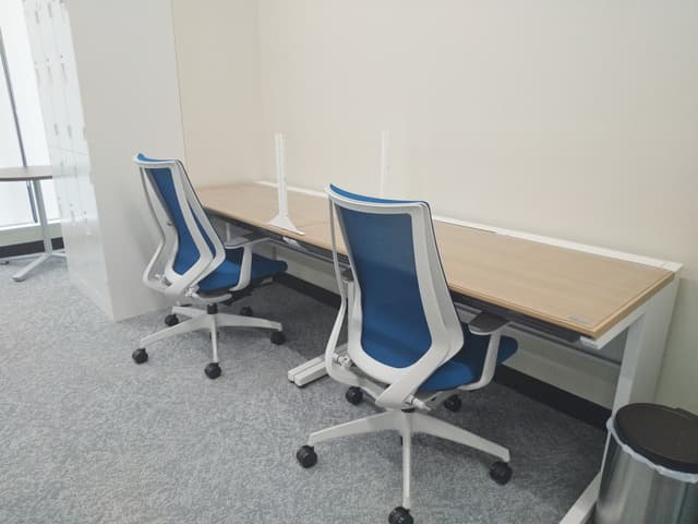 共用部_フリーデスク。フロア内にはWi-Fiが完備されています。