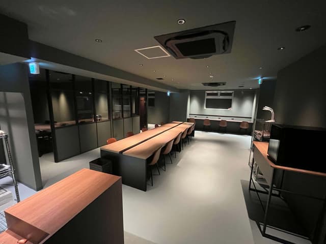 共有部_オープンスペース。自由な席で作業ができます。