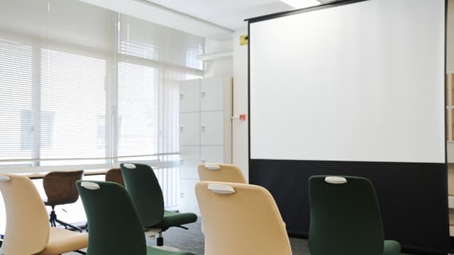 設備_100型スクリーン・プロジェクターなども無料でレンタル可能です。