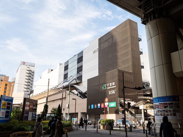 近隣の商業施設_ペリエ千葉 (徒歩10分)。