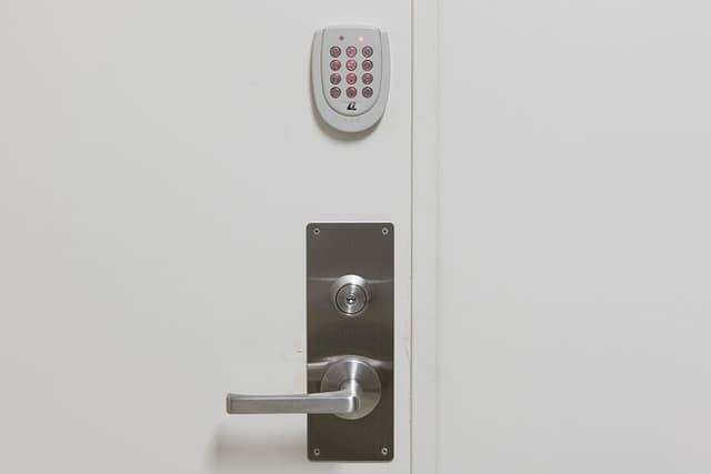 外観_オフィス入口。暗証番号式のオートロックを採用し、セキュリティ面も安心です。