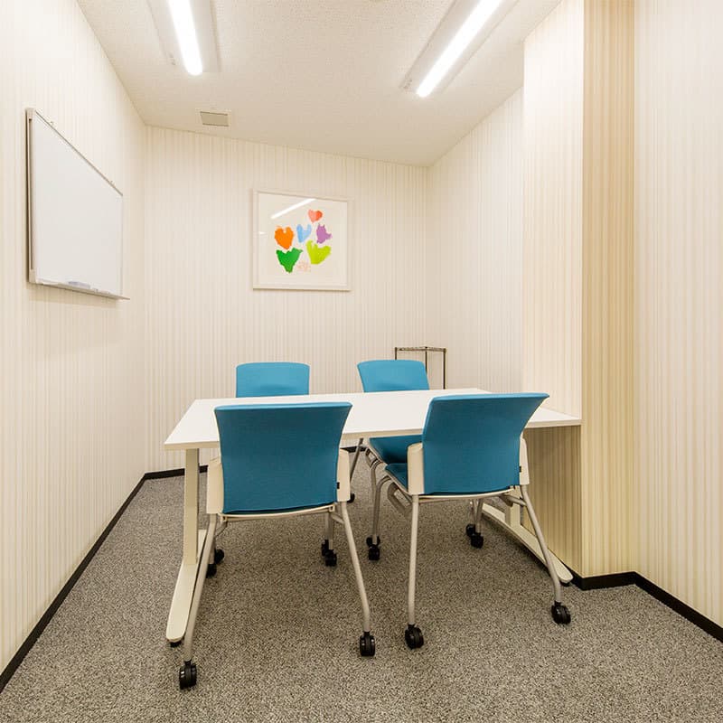 共用部_会議室。3つの会議室は120分まで無料で使うことができます。