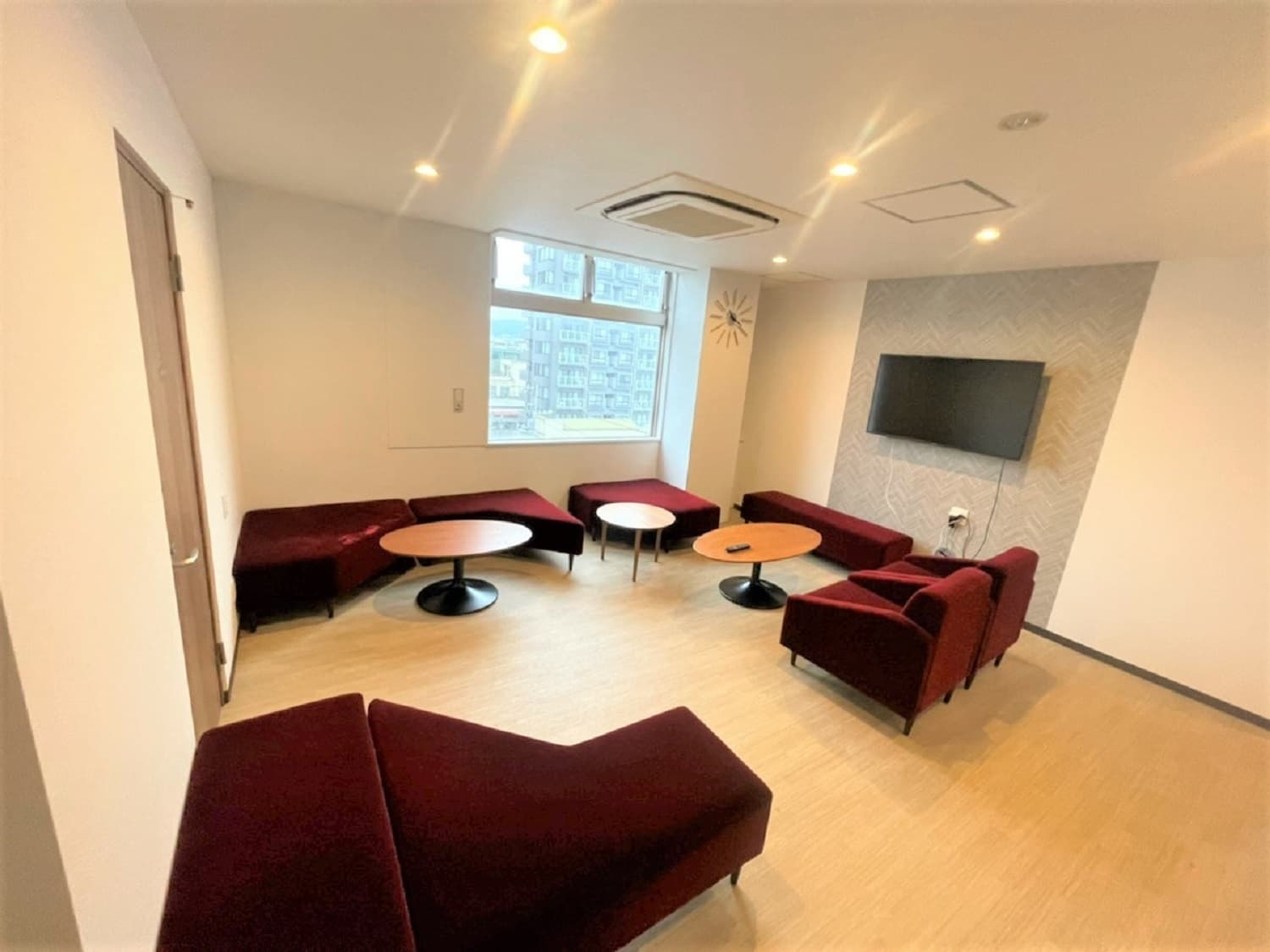 共用部_フリースペース。おしゃれで落ち着いたデザインが施されています。©kasegroup