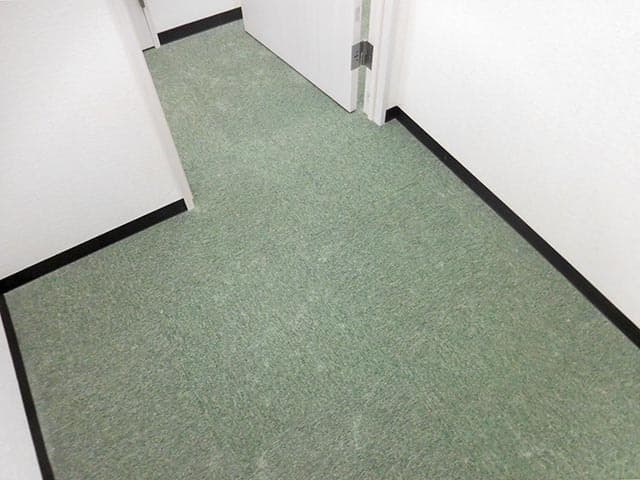 個室_各個室には無料の有線LANと2口コンセントが設置されています。