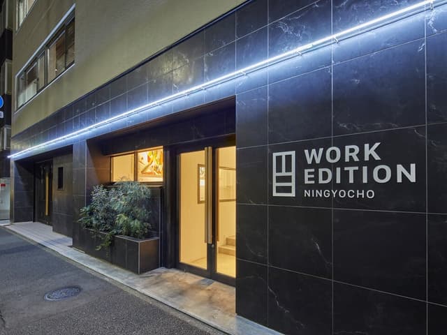 外観エントランス_ネオンが光るモダンなエントランスです