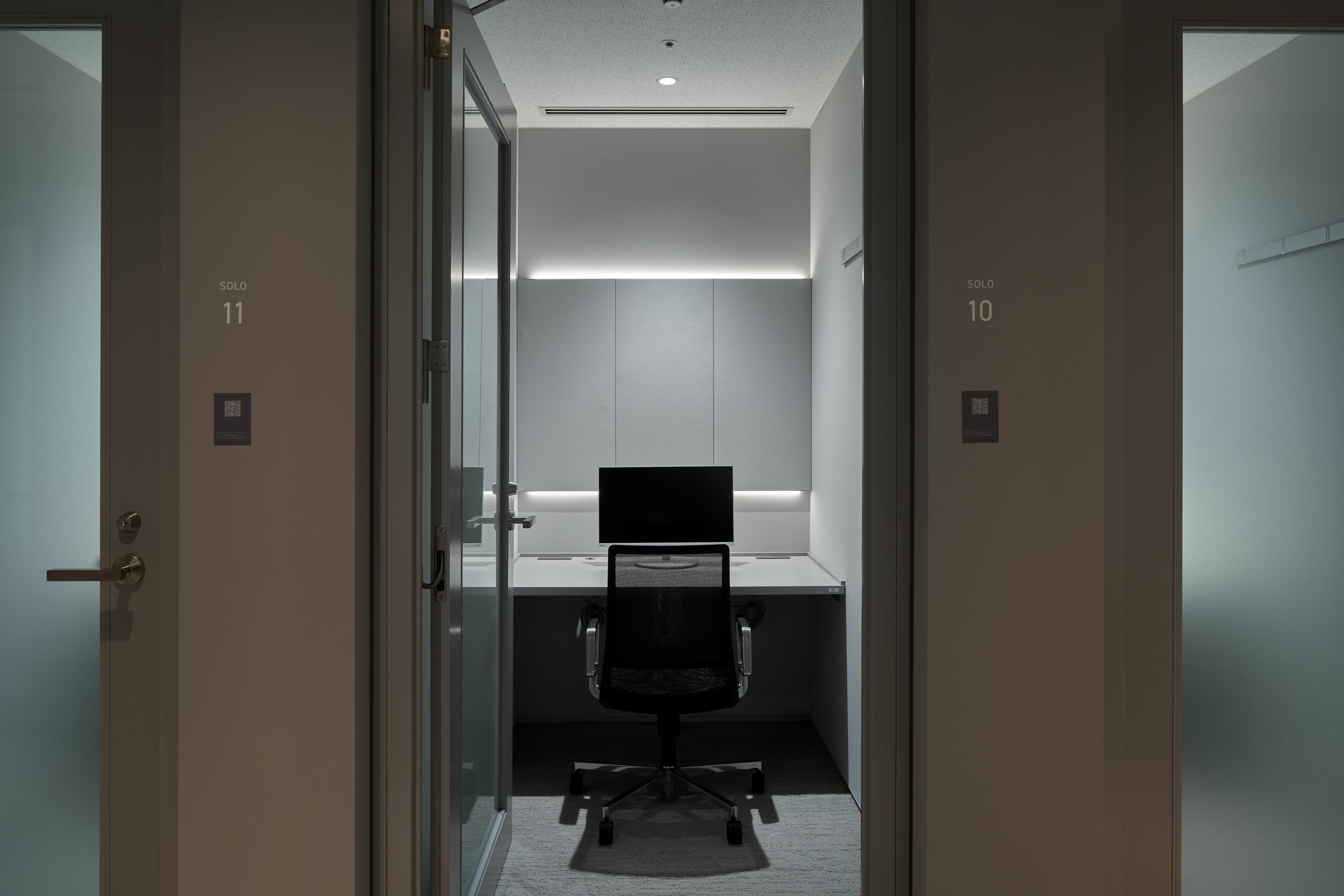 共用部_会議室。1人用のブースもあり、WEB会議に最適です。