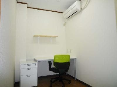 個室_1名様用個室です。家具が備え付けられているので初期費用を抑えることができます。