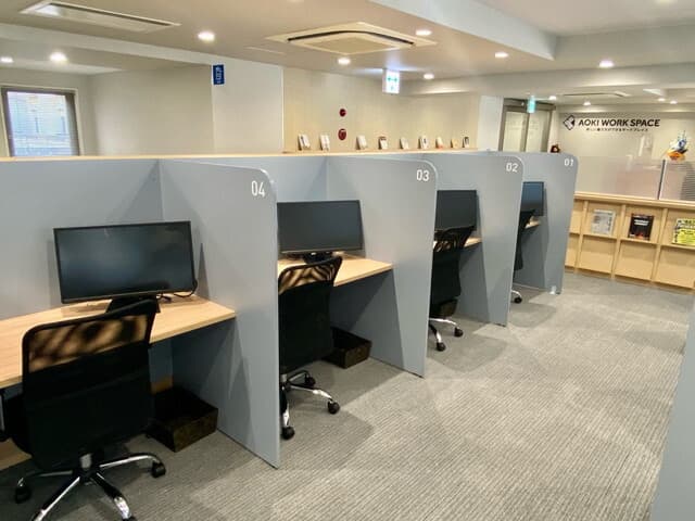 共用部_オープンブース席。事前予約でのご利用のため、時間を無駄にすることはありません。