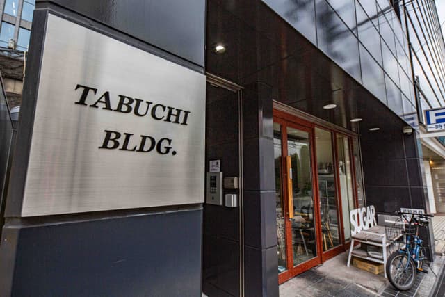 外観_オフィスビルの看板が上がっているので初めてご来訪するお客様も安心です