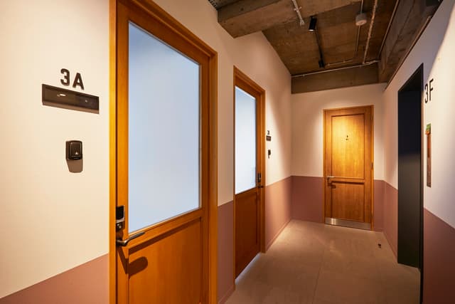 共用部_オフィスはシンプルながらもお洒落な内装で統一されています。