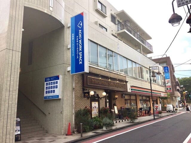 外観_施設周辺には郵便局や飲食店もあり利便性に優れています。