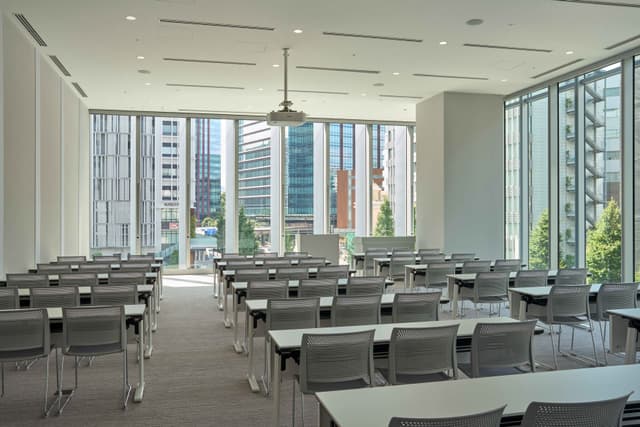 共用部_会議室。社内会議・打ち合わせ・セミナーなど様々な用途で利用できます。(要予約)