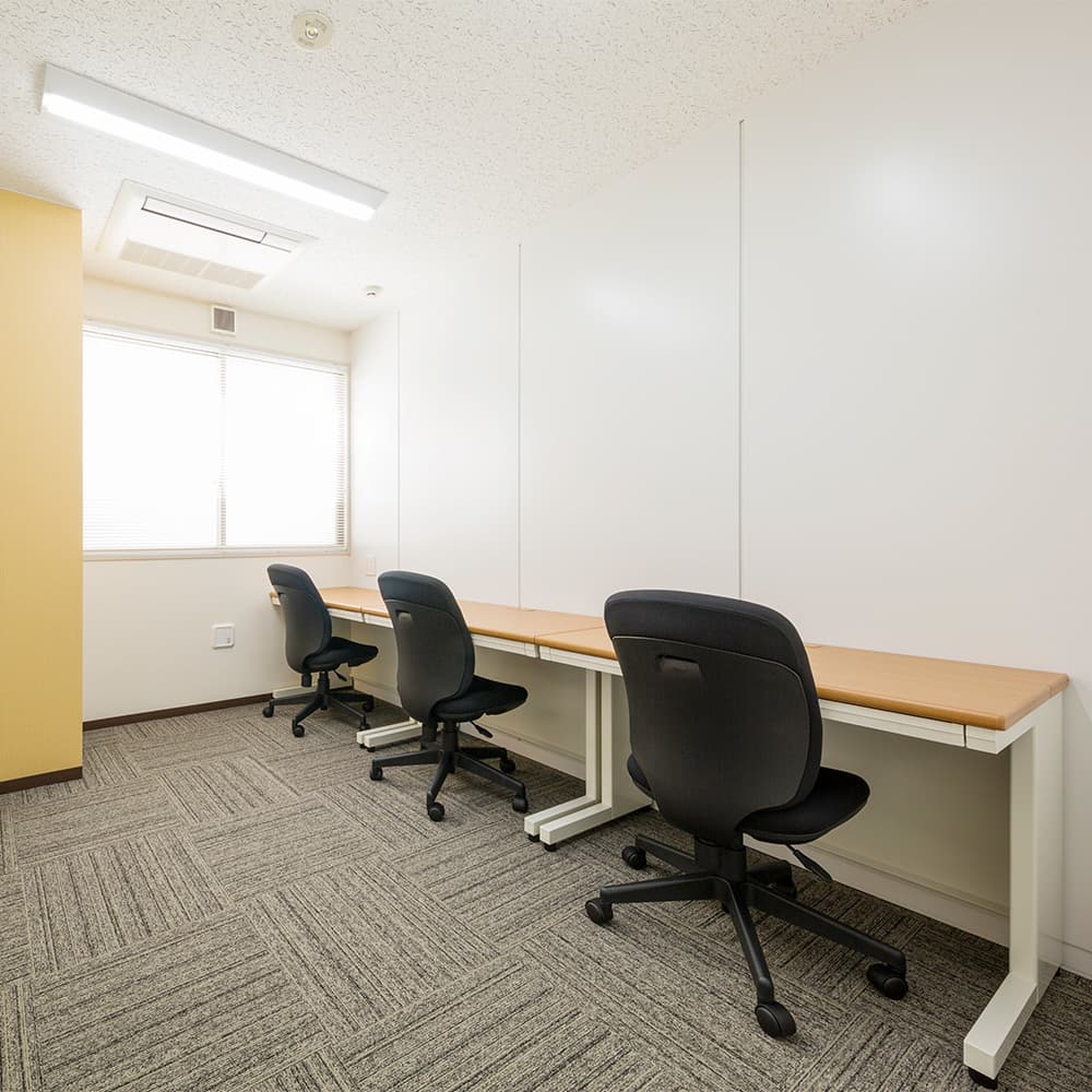 専有部_個室。自然光が入る窓付きのお部屋です。
