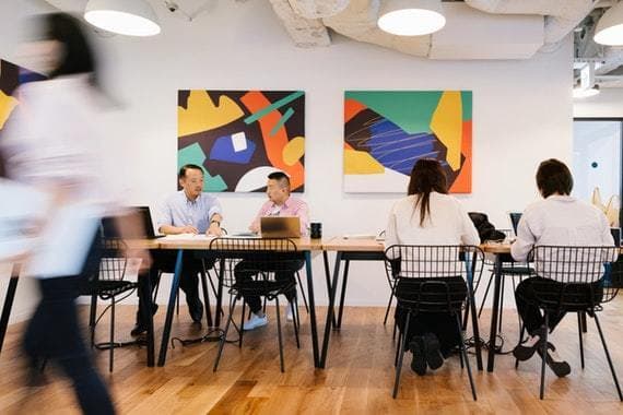 オープンスペース_ホットデスクは気分によって席を変えられて良いです©WeWork