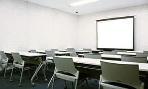 共用部_スクリーンやプロジェクターは無料貸し出しです。