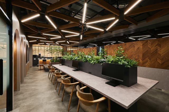 共有部_コワーキングスペース。気分に合わせて席を選べる、自由な作業空間となっています。