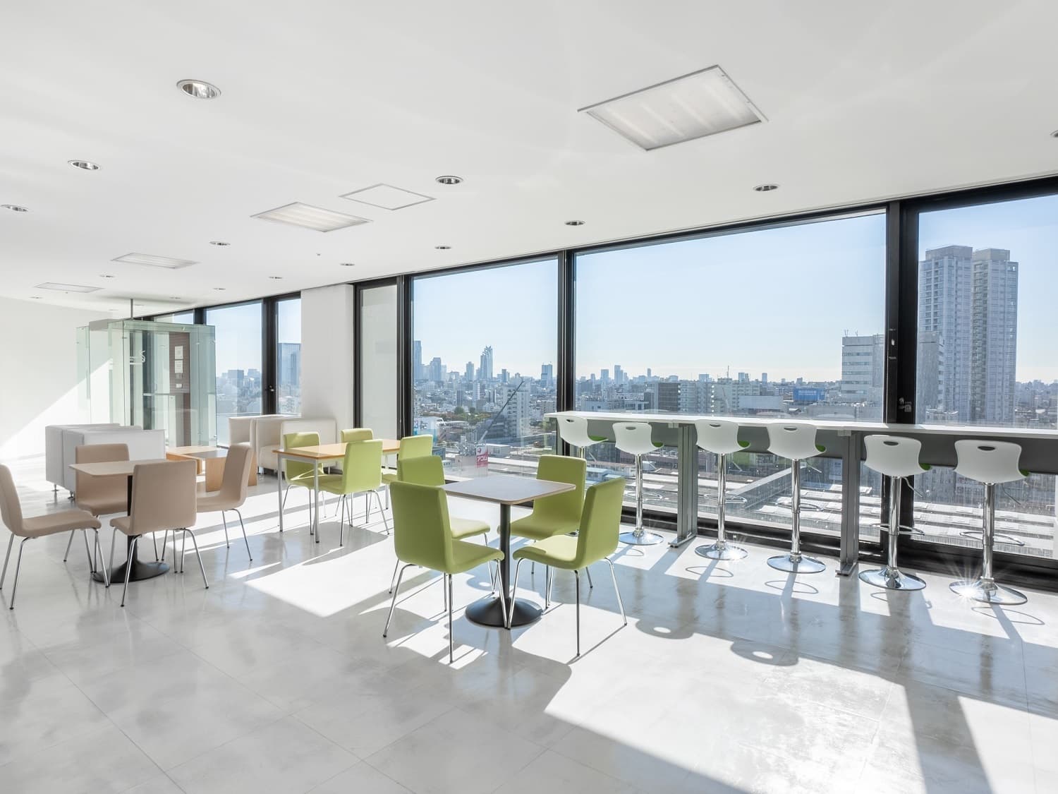 共用部_ビジネスラウンジ。休憩時や打ち合わせなど、様々な用途でご利用可能なフリースペースです。