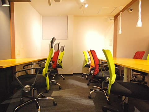 フリーデスク_ブースタイプのみならず様々な形のデスクが用意されています