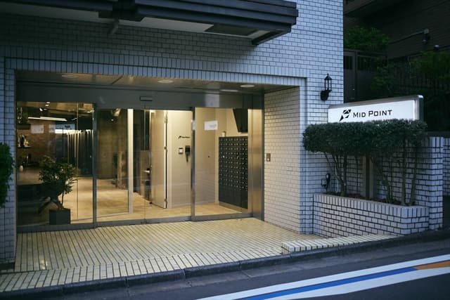 エントランス_夜はより落ち着いた雰囲気に。