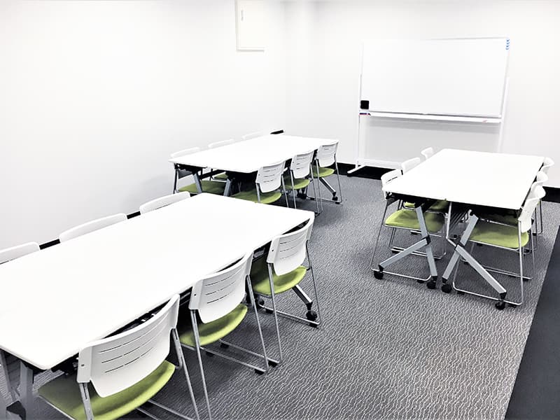 個室_備え付けのホワイトボードがあり、社内での打ち合わせの際には重宝しそうです。