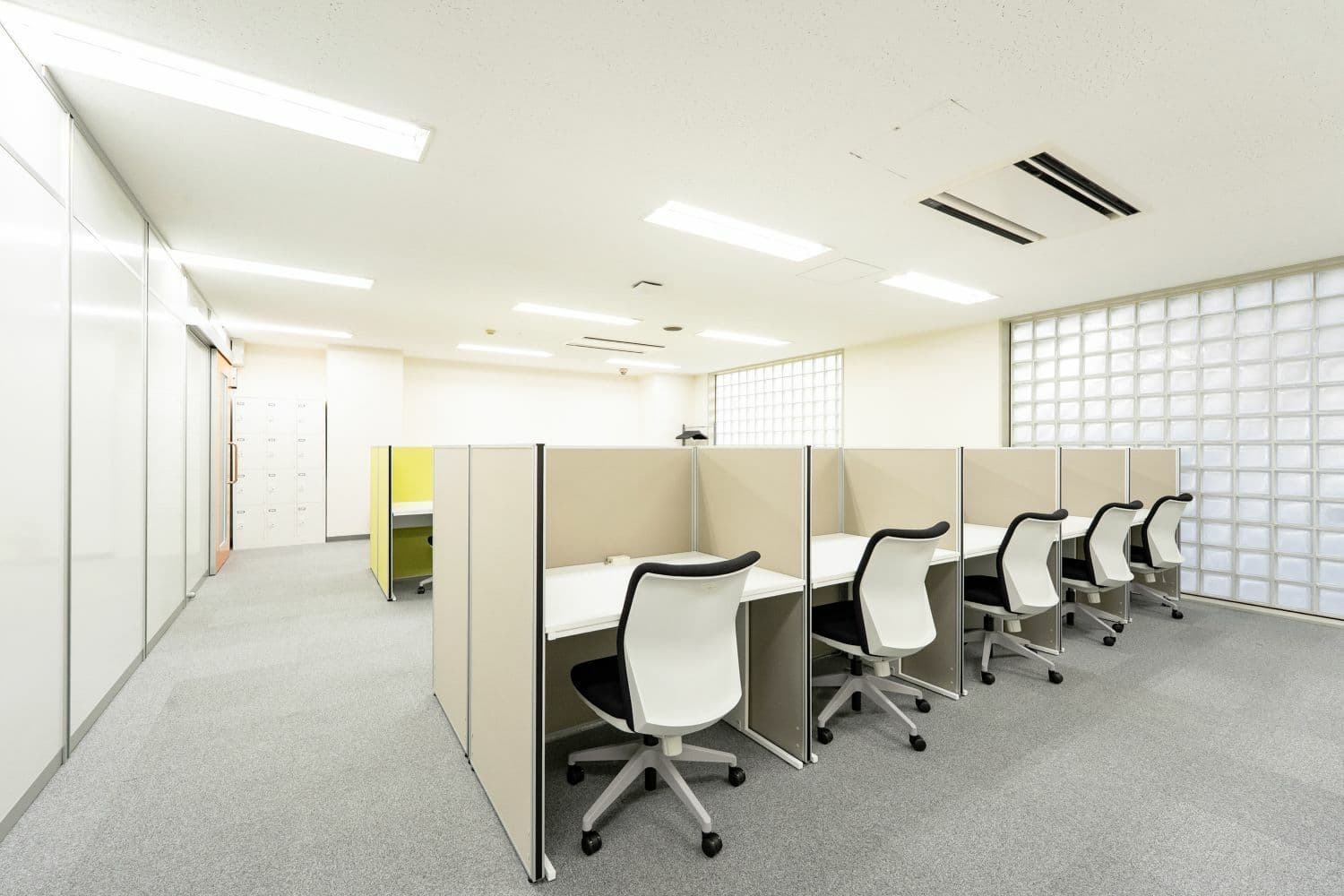 共有部_フリーデスク。自由な席で作業可能です。