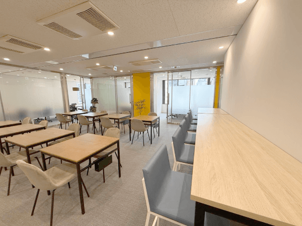 共有部_フリーデスク。自由な席で作業可能です。