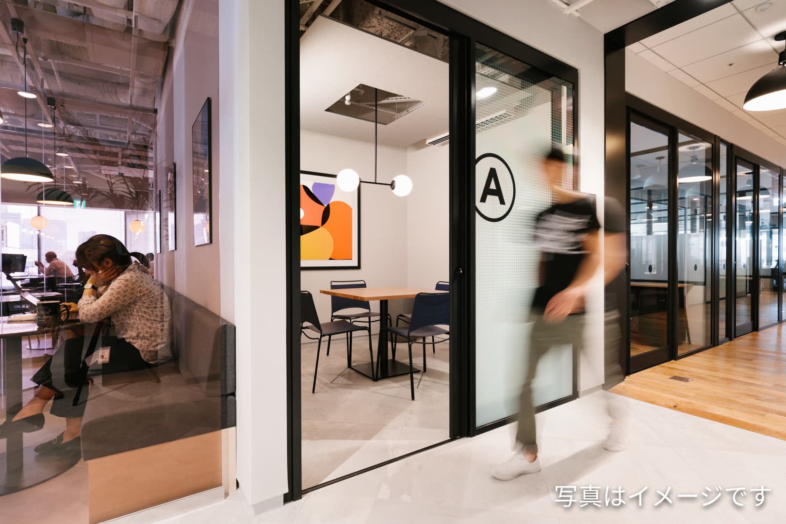 共用部_会議室。ホワイトボードなども完備されています。@WeWork ※画像はイメージです。