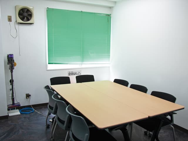 共用部_会議室。会員様は無料でご利用になれる会議室です。ホワイトボード等の設備が備えてあります。