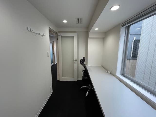 個室_301号室。完全個室・個別空調仕様となっています。