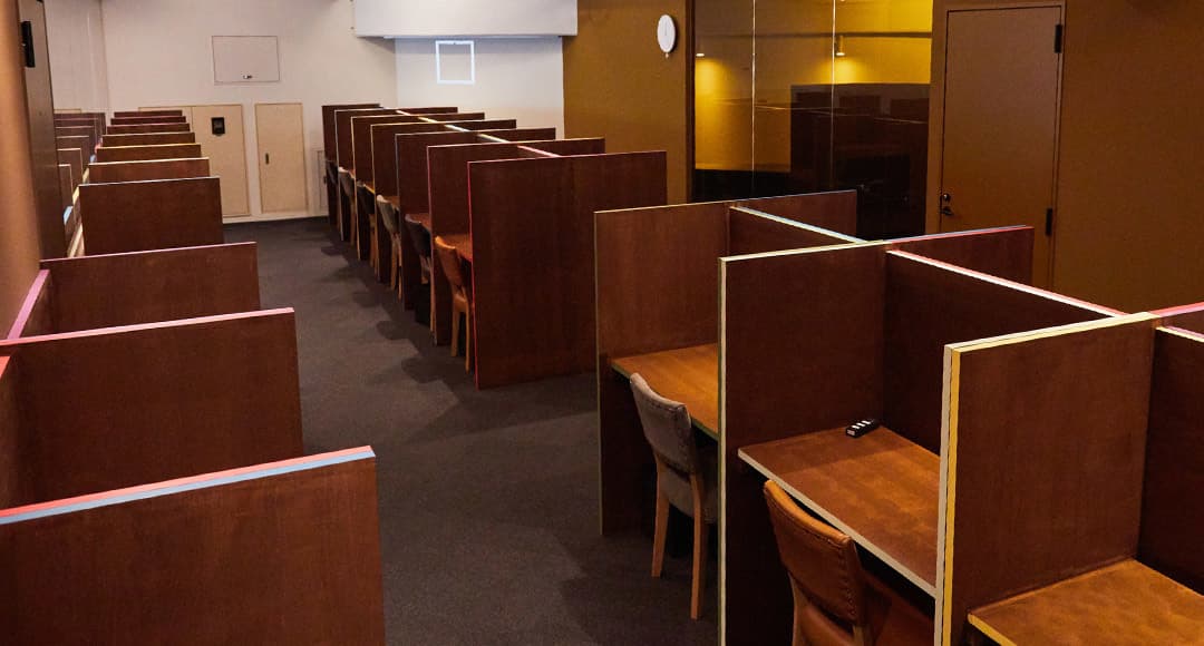 サイレントスペース_オープンスペースとはガラスで仕切られた作業専用スペースです。サイレントスペースでの会話やお電話をご遠慮いただいているため、集中して作業していただけます。また、10名様分の固定席もご用意しております。©DIGIMA BASE