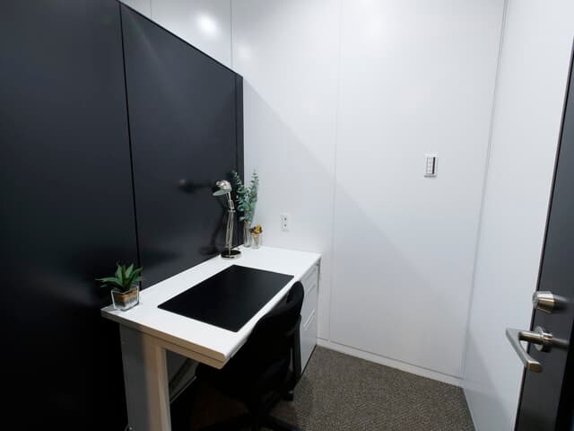 個室_受付対応や清掃などをスタッフが行ってくれることで、業務に集中することが出来ます。