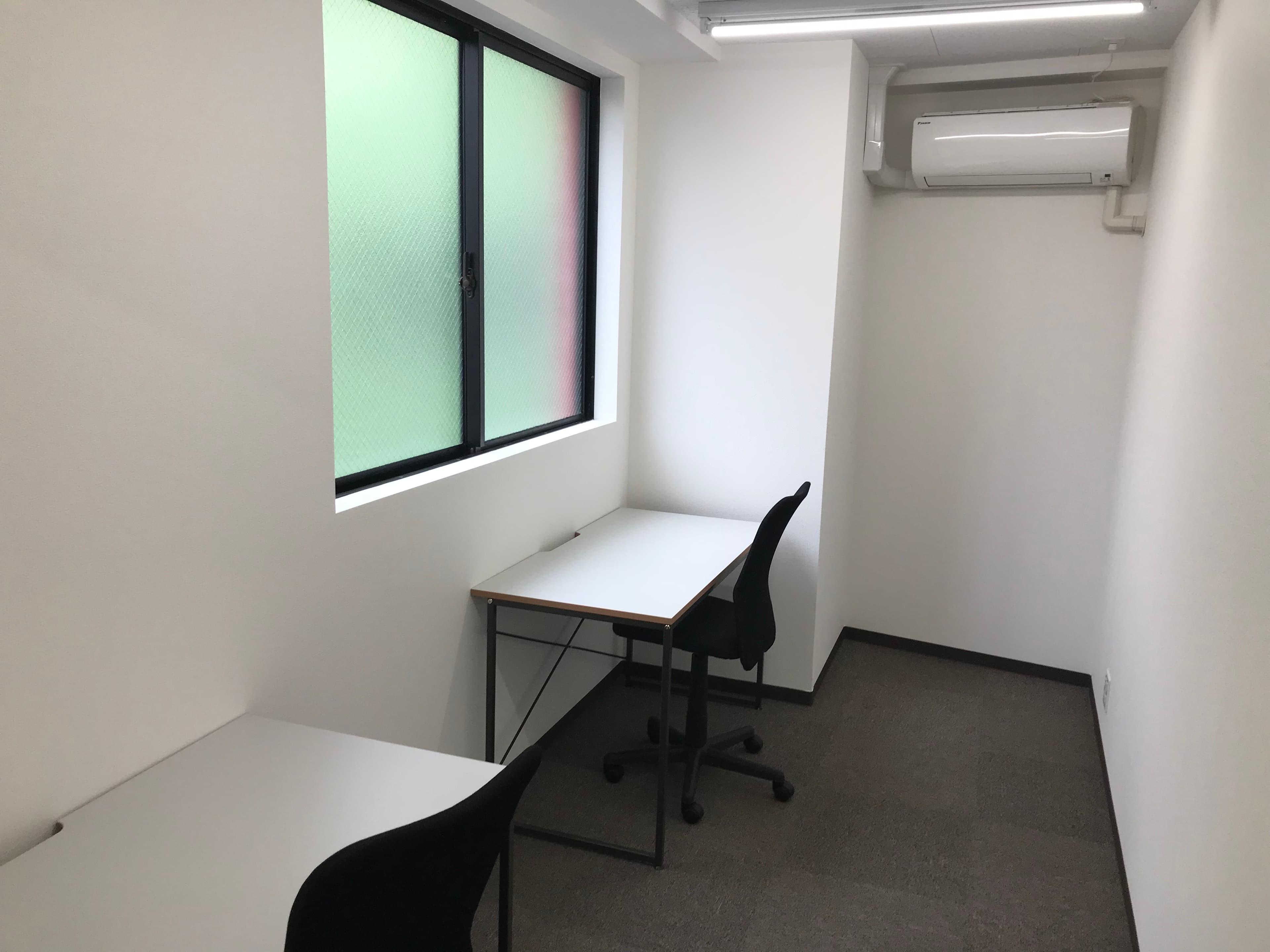 内観_個室の写真です。窓があり明るい部屋です。また備え付きの机と椅子があり、初期費用を抑えることができます。