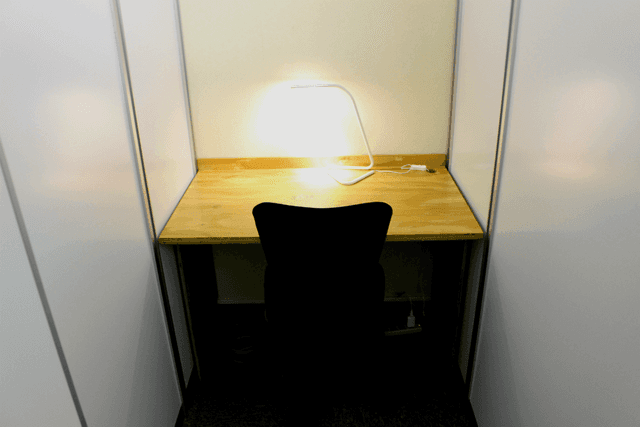 個室_机、椅子サイドデスクなどの家具が備え付けです
