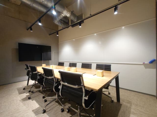 会議室_最大8名利用可能なモニターやスピーカーを備えた会議室です(有料/予約必須)。