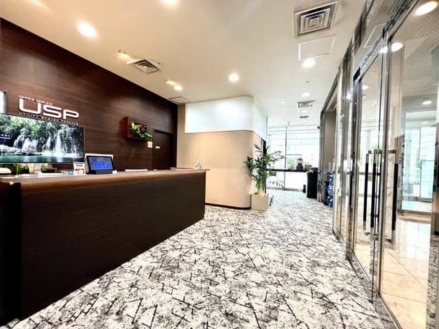 その他_大きなガラス扉のエントランス