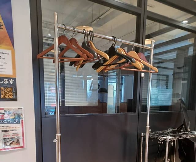 オープンスペース_上着を自由に掛けることができます