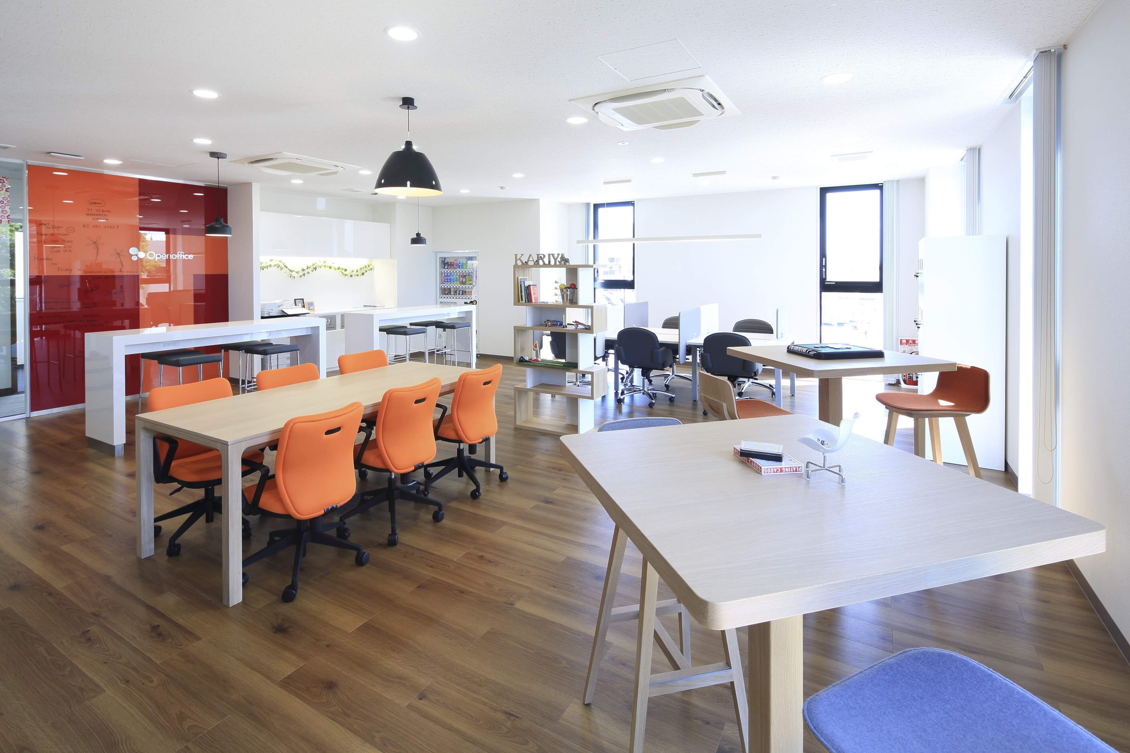 共用部_ビジネスラウンジ。無料の打ち合わせスペース、来客対応スペースとしてもご活用いただけます。※イメージ画像