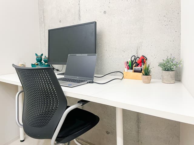 個室_ワンデスクタイプとなっており、スペースを広くご利用いただくことができます。