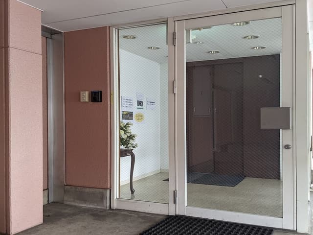 外観_エントランスホール。オフィスは当ビルの4階にありエレベーターをご利用いただけます。