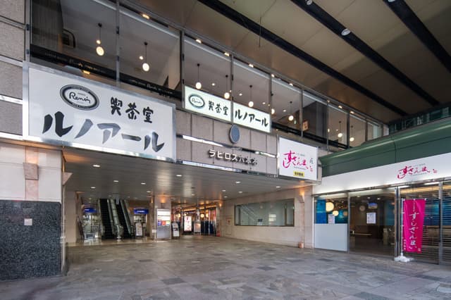 地下にはコンビニもあり、利便性が高いです。