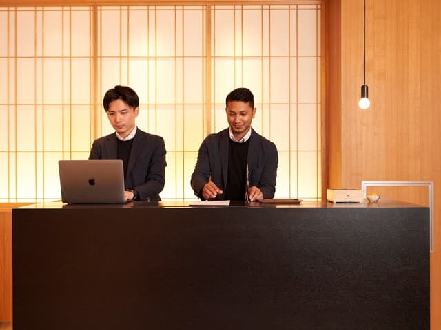 外観_フロント。有人受付です。安心してオフィスを利用していただけます。