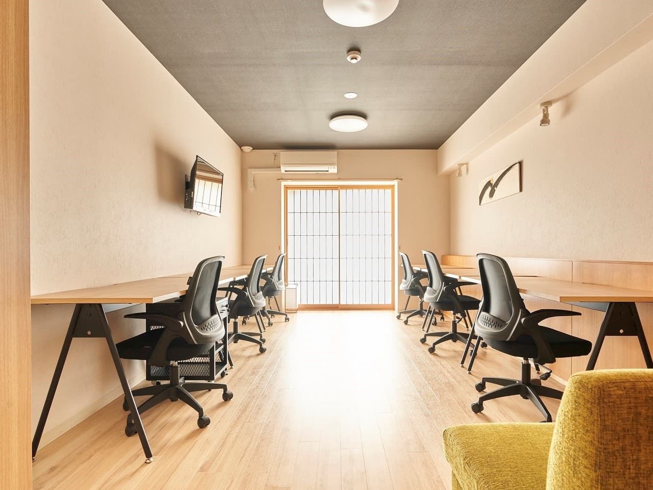 個室_大きな襖が設置されており、採光も抜群です。