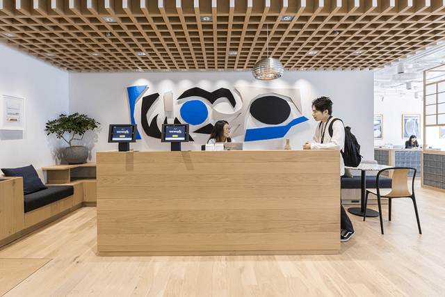 共用部_受付です。有人ですので急な来客にも安心です。©WeWork