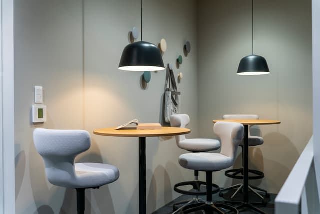 共用部_ラウンジスペース。ちょっとした打ち合わせなどができる席が複数あります。