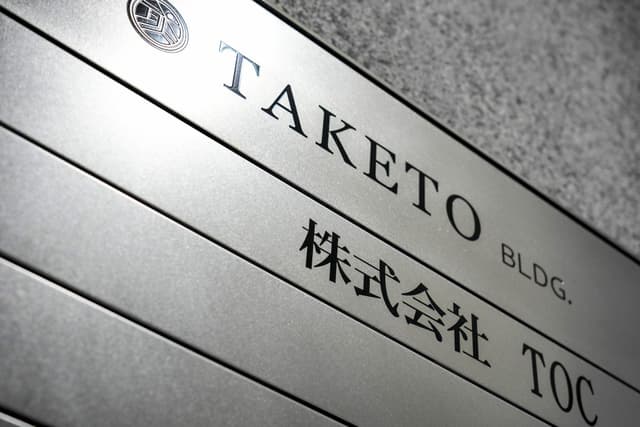 ビル入口に社名版をお入れします